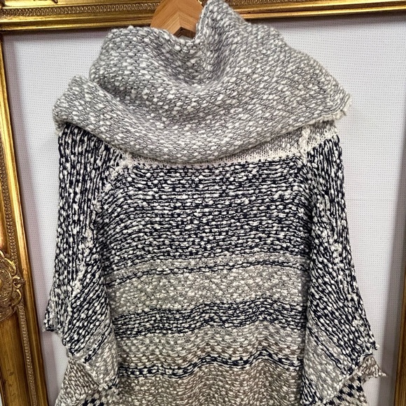 Elegant Women's Knit Poncho - Black and Gray - Picture 2 of 6